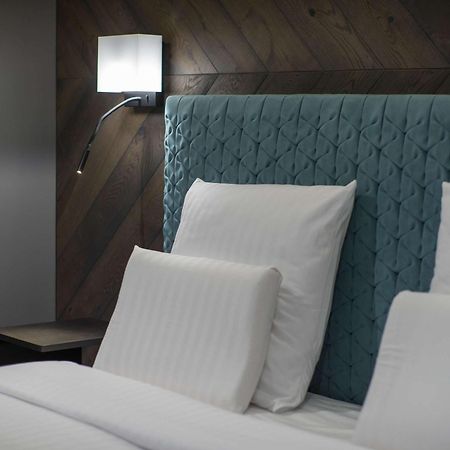 Pullman Riga Old Town Hotel Bagian luar foto A bed with a headboard