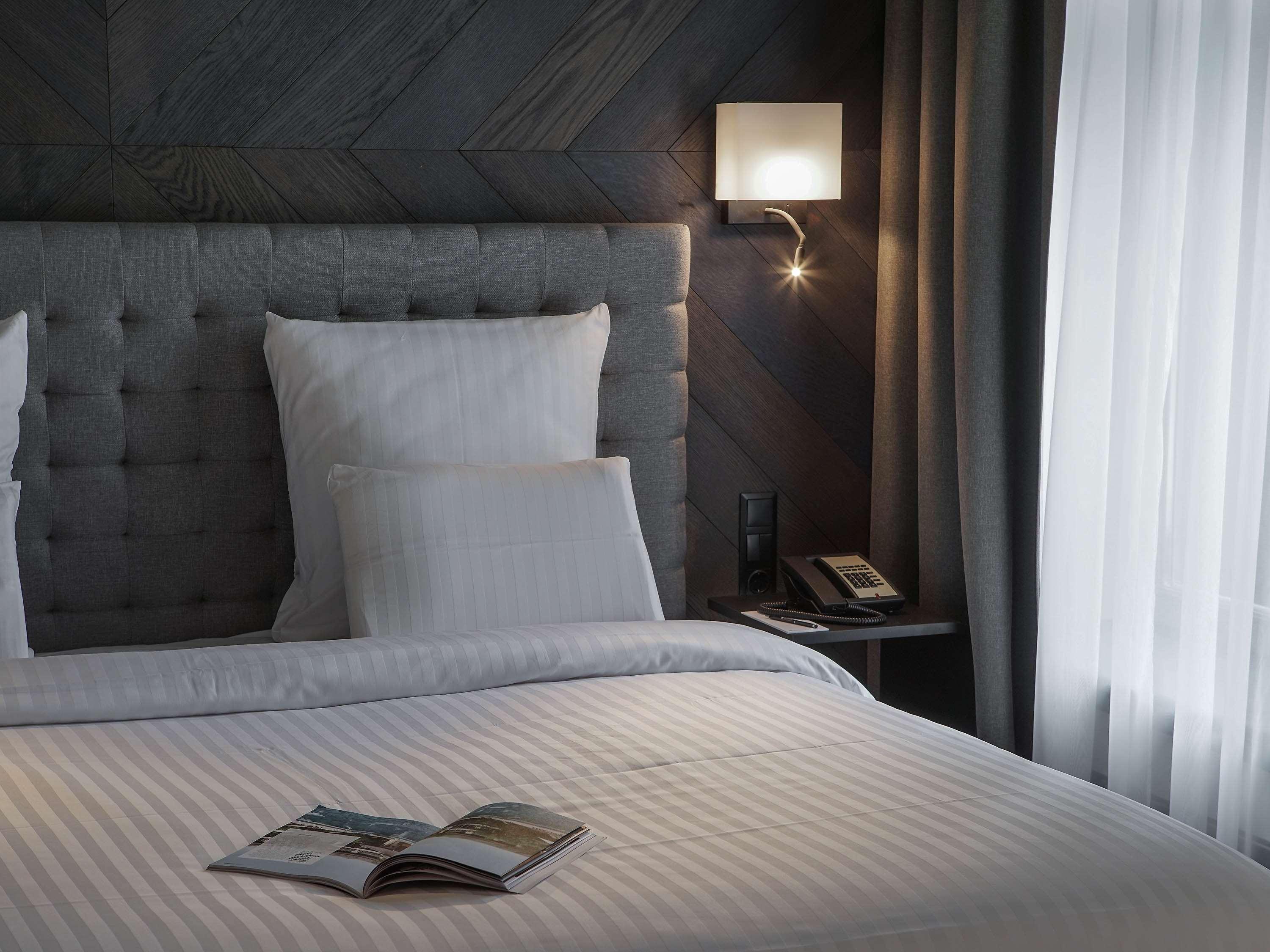 Pullman Riga Old Town Hotel Bagian luar foto A bedroom at the hotel