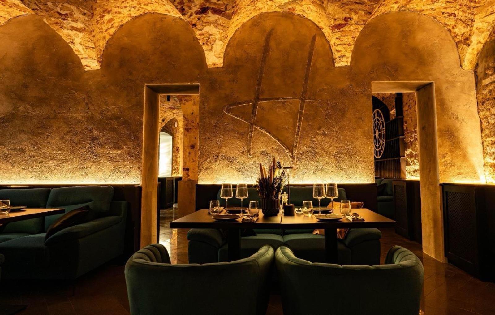 Pullman Riga Old Town Hotel Bagian luar foto Restaurant in the basement of the hotel