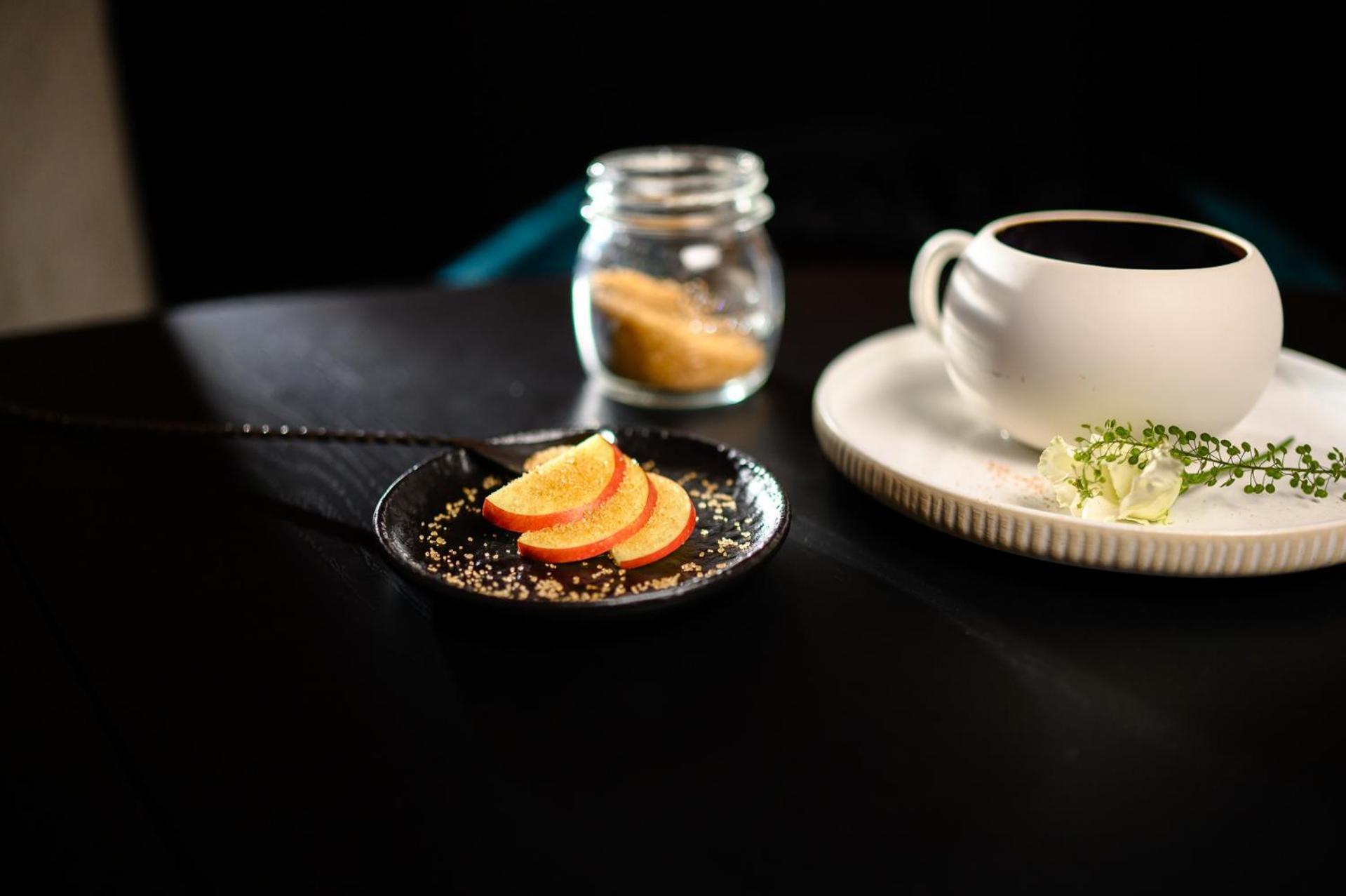 Pullman Riga Old Town Hotel Bagian luar foto A cup of coffee with a jar of sugar and a plate of lemon