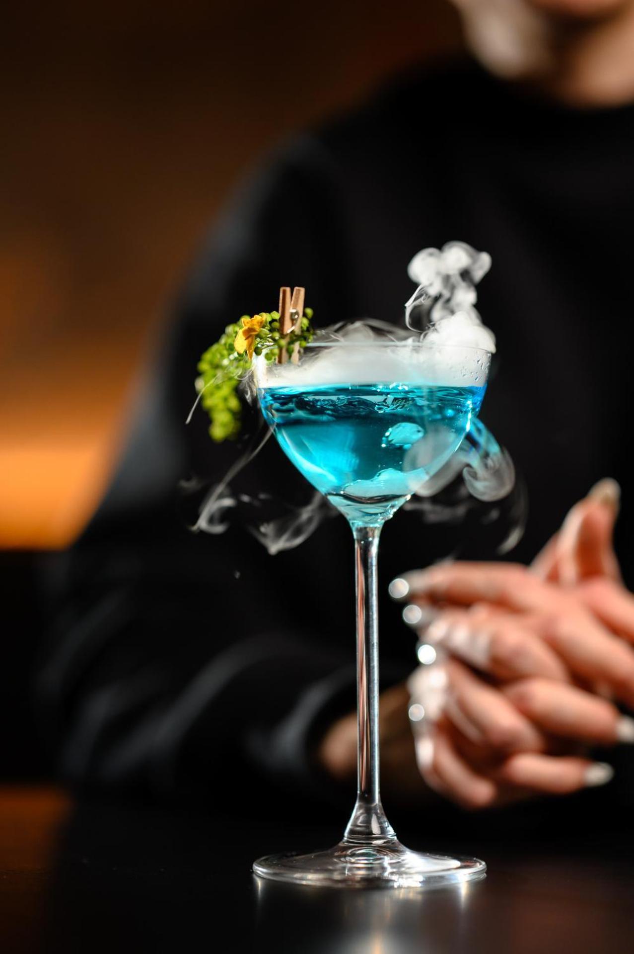 Pullman Riga Old Town Hotel Bagian luar foto A blue cosmopolitan