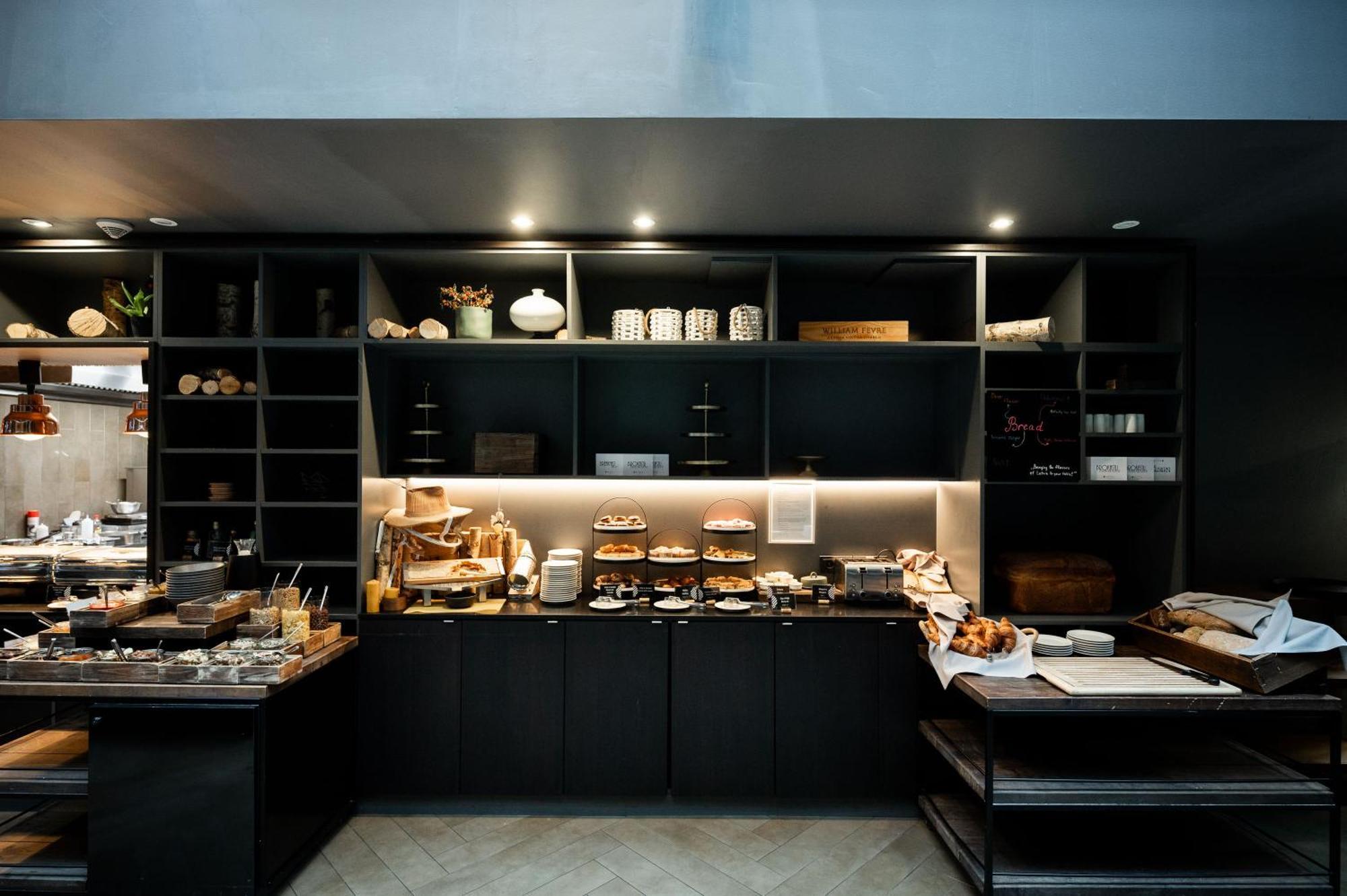 Pullman Riga Old Town Hotel Bagian luar foto The buffet at the lounge