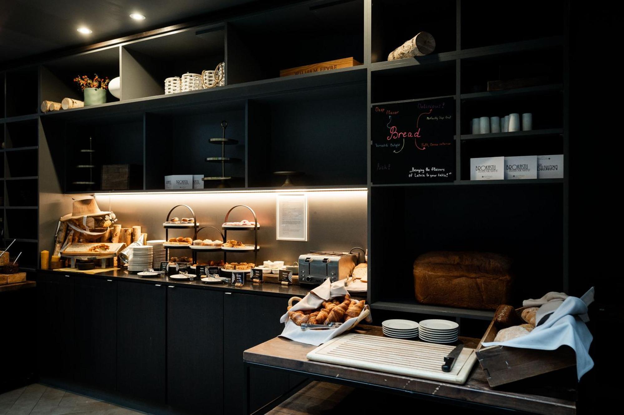 Pullman Riga Old Town Hotel Bagian luar foto The lounge at the airport