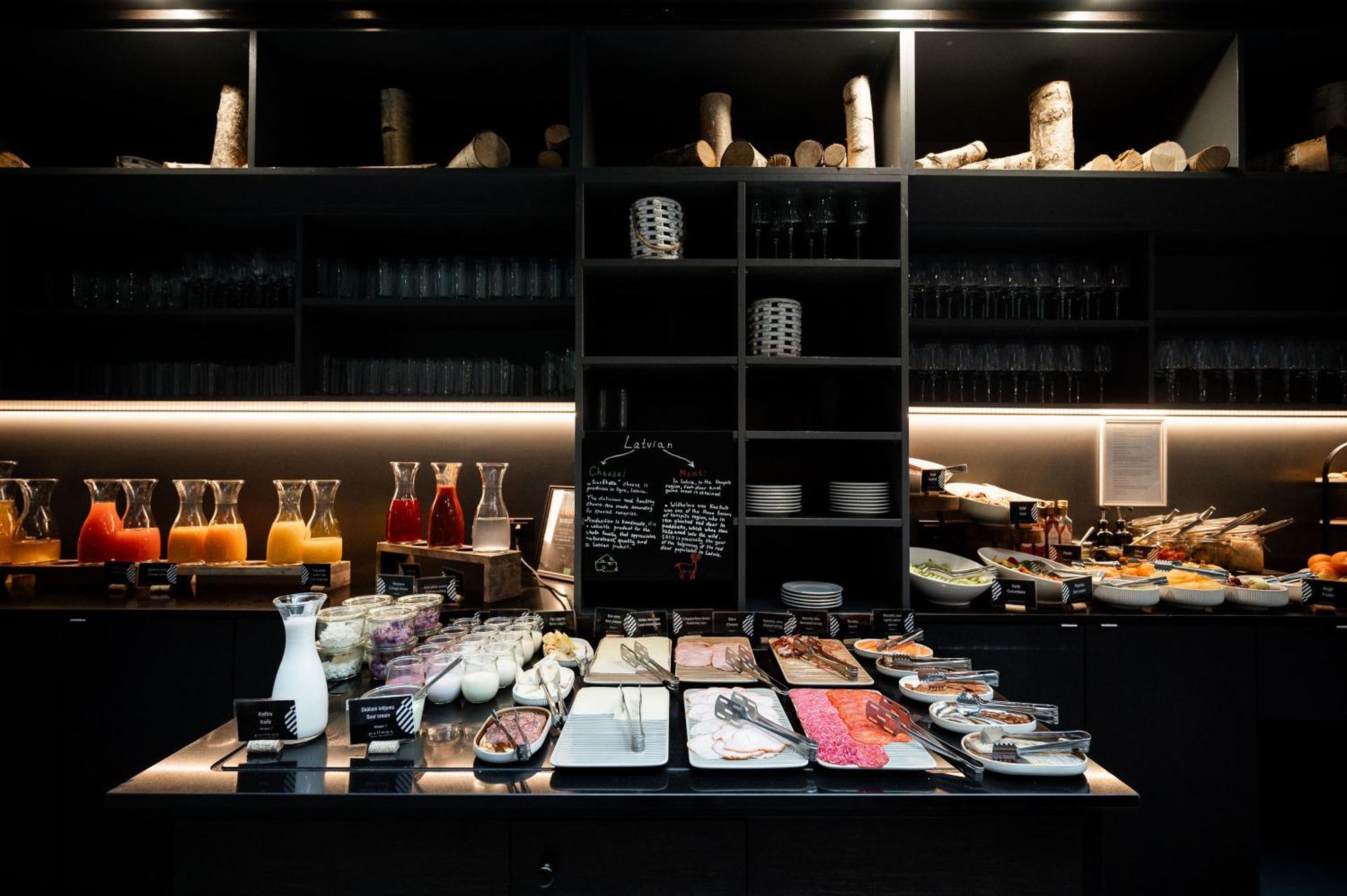 Pullman Riga Old Town Hotel Bagian luar foto A buffet at a restaurant