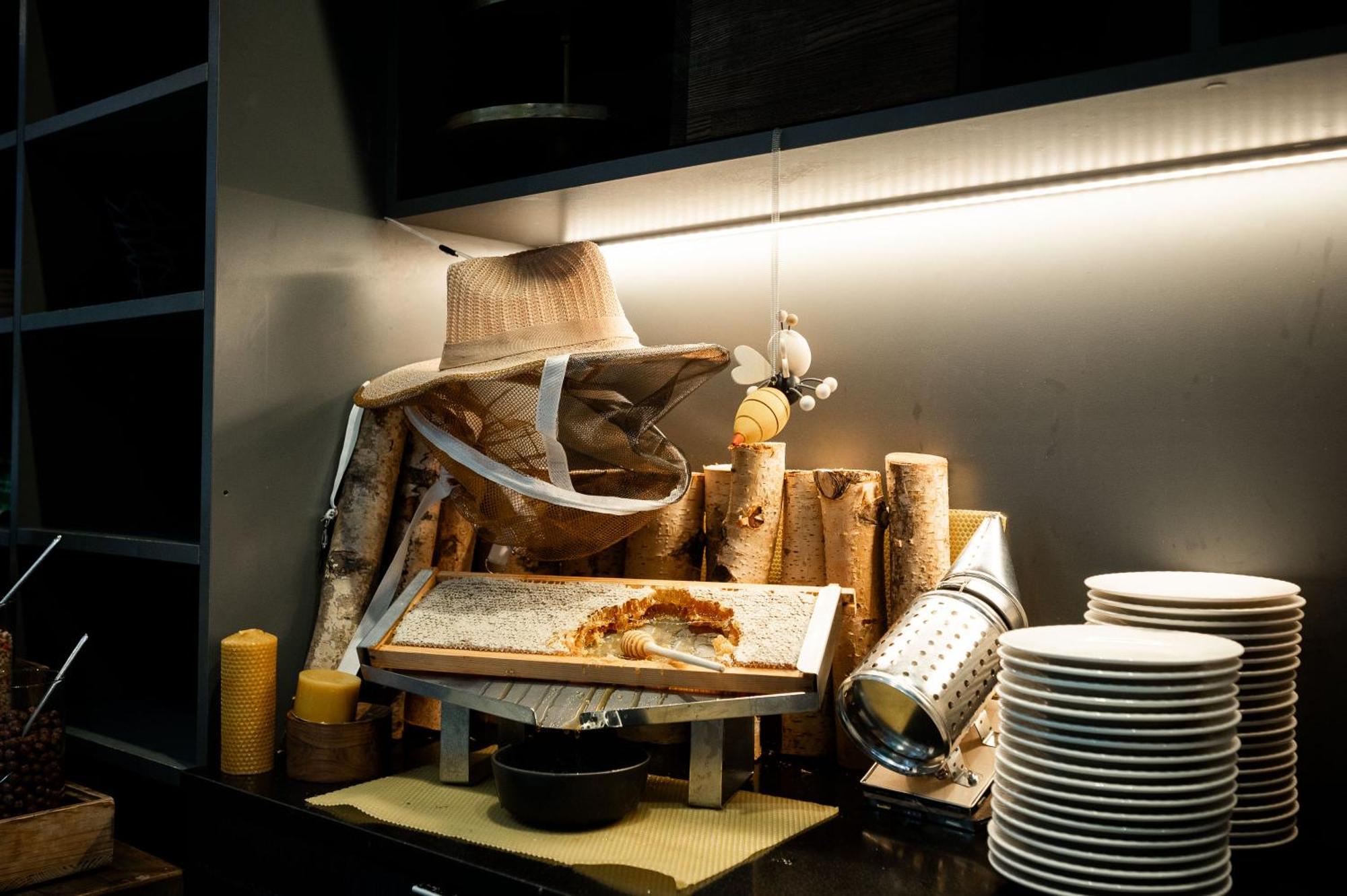 Pullman Riga Old Town Hotel Bagian luar foto A display of a whole duck at a restaurant