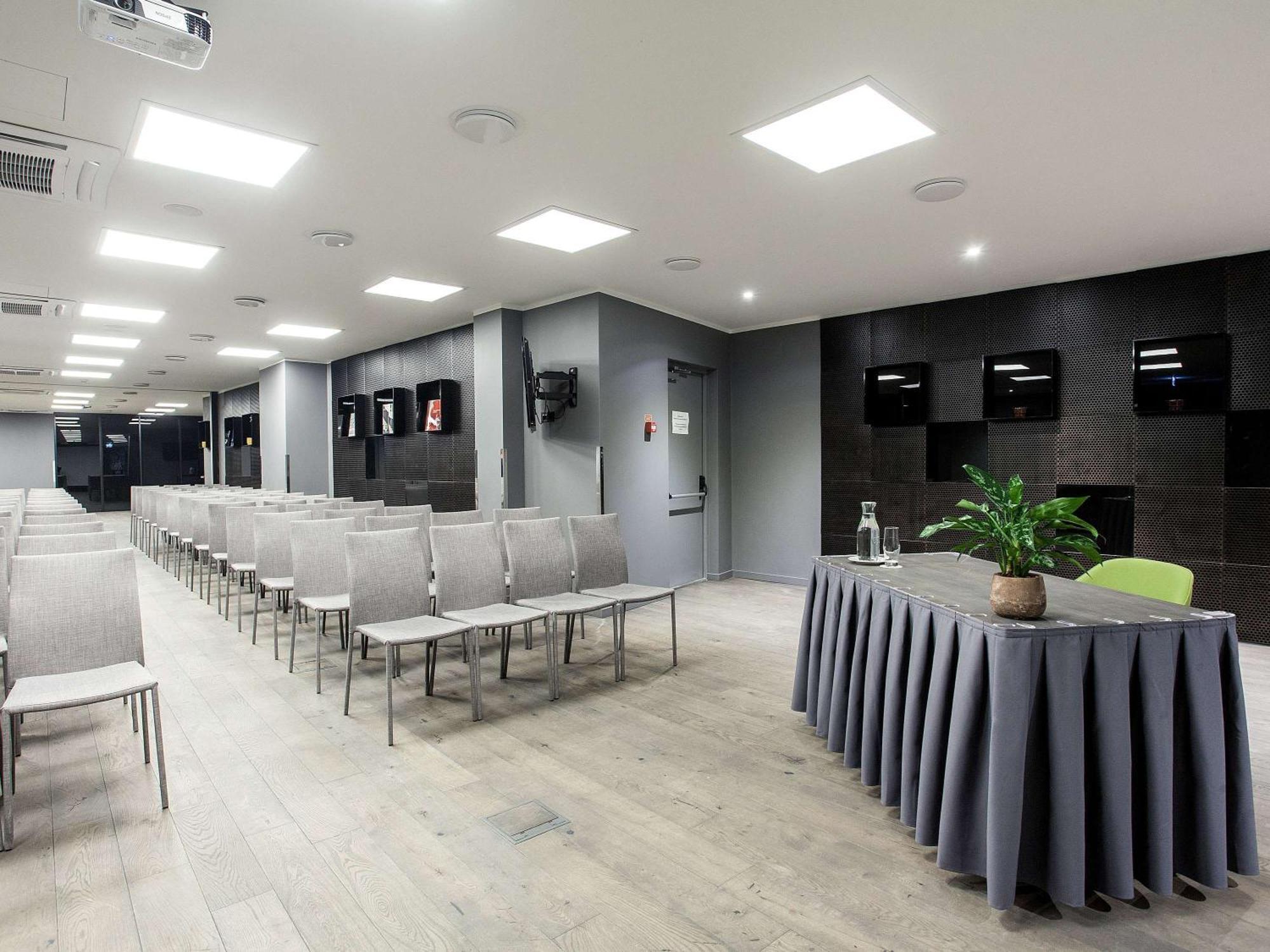 Pullman Riga Old Town Hotel Bagian luar foto The press conference room