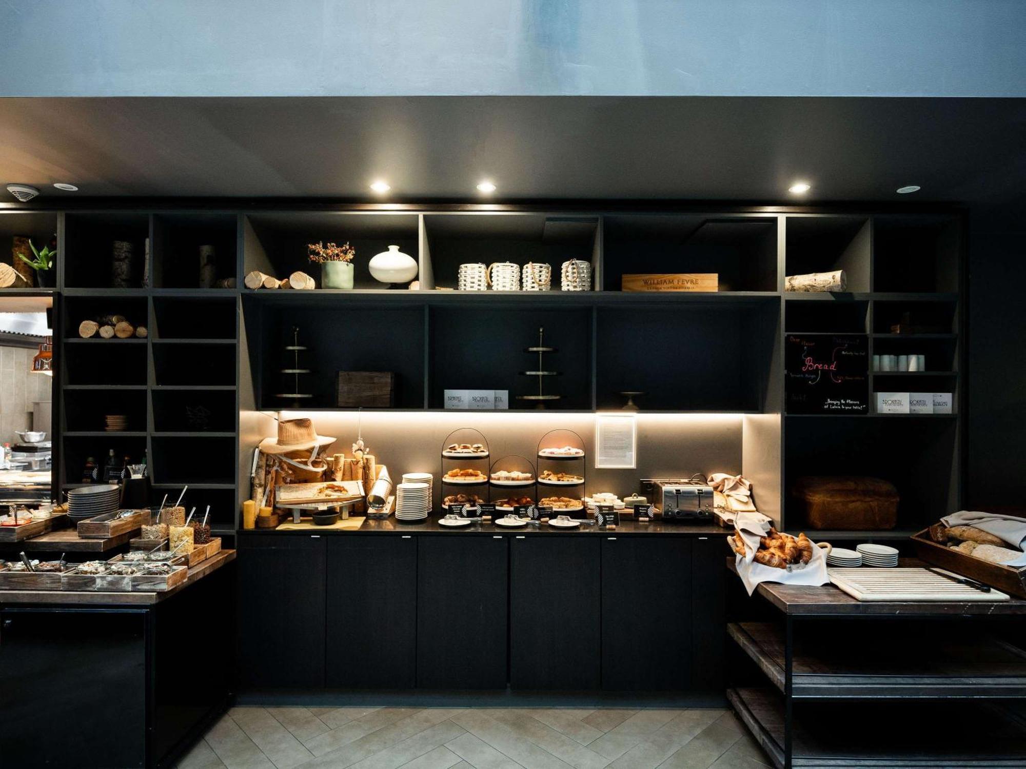 Pullman Riga Old Town Hotel Bagian luar foto The buffet at the lounge