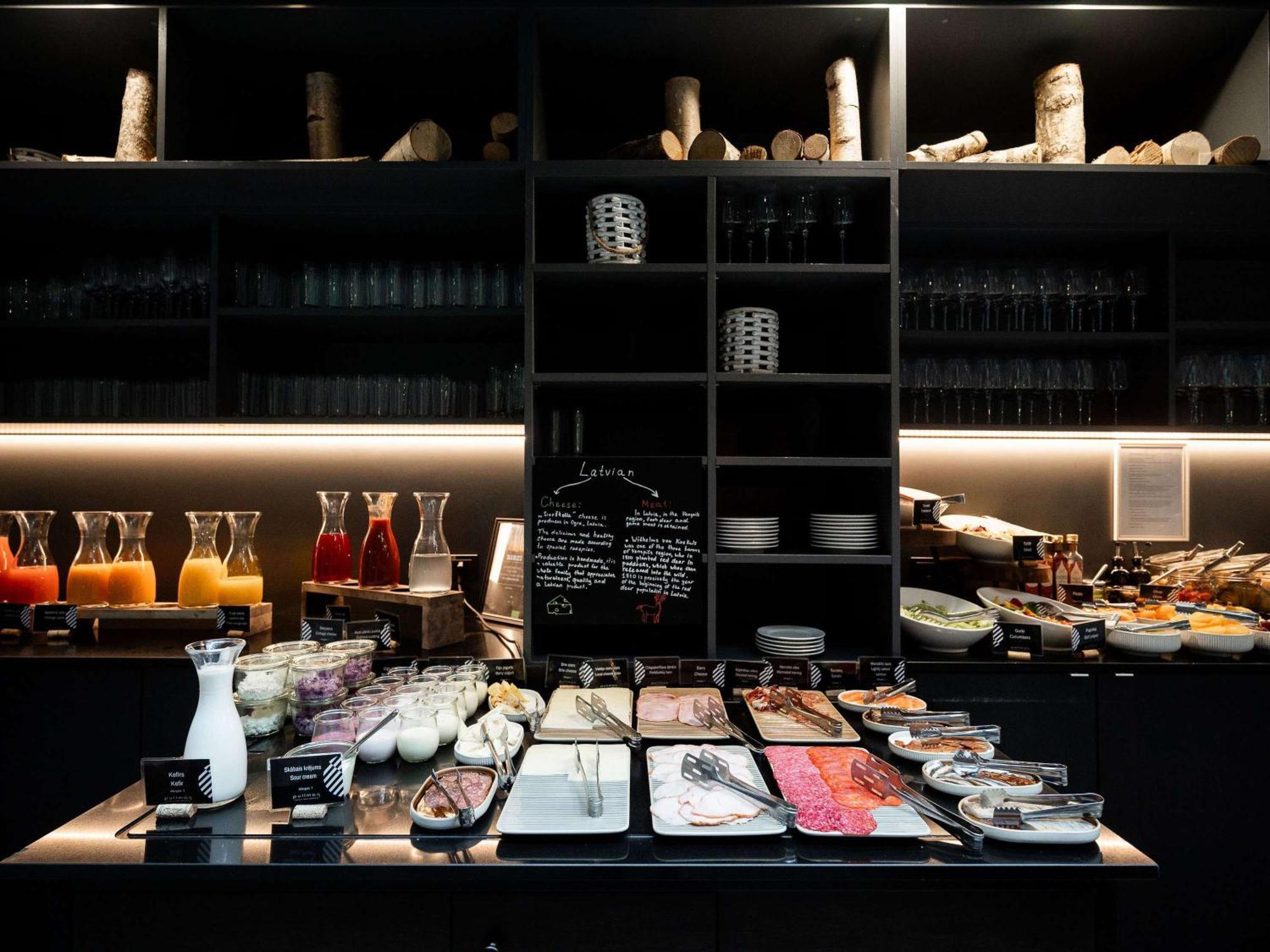 Pullman Riga Old Town Hotel Bagian luar foto A buffet at a restaurant