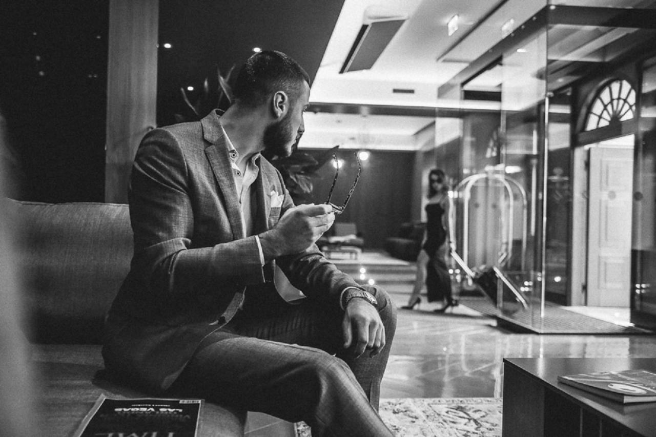 Pullman Riga Old Town Hotel Bagian luar foto A man using a mobile phone
